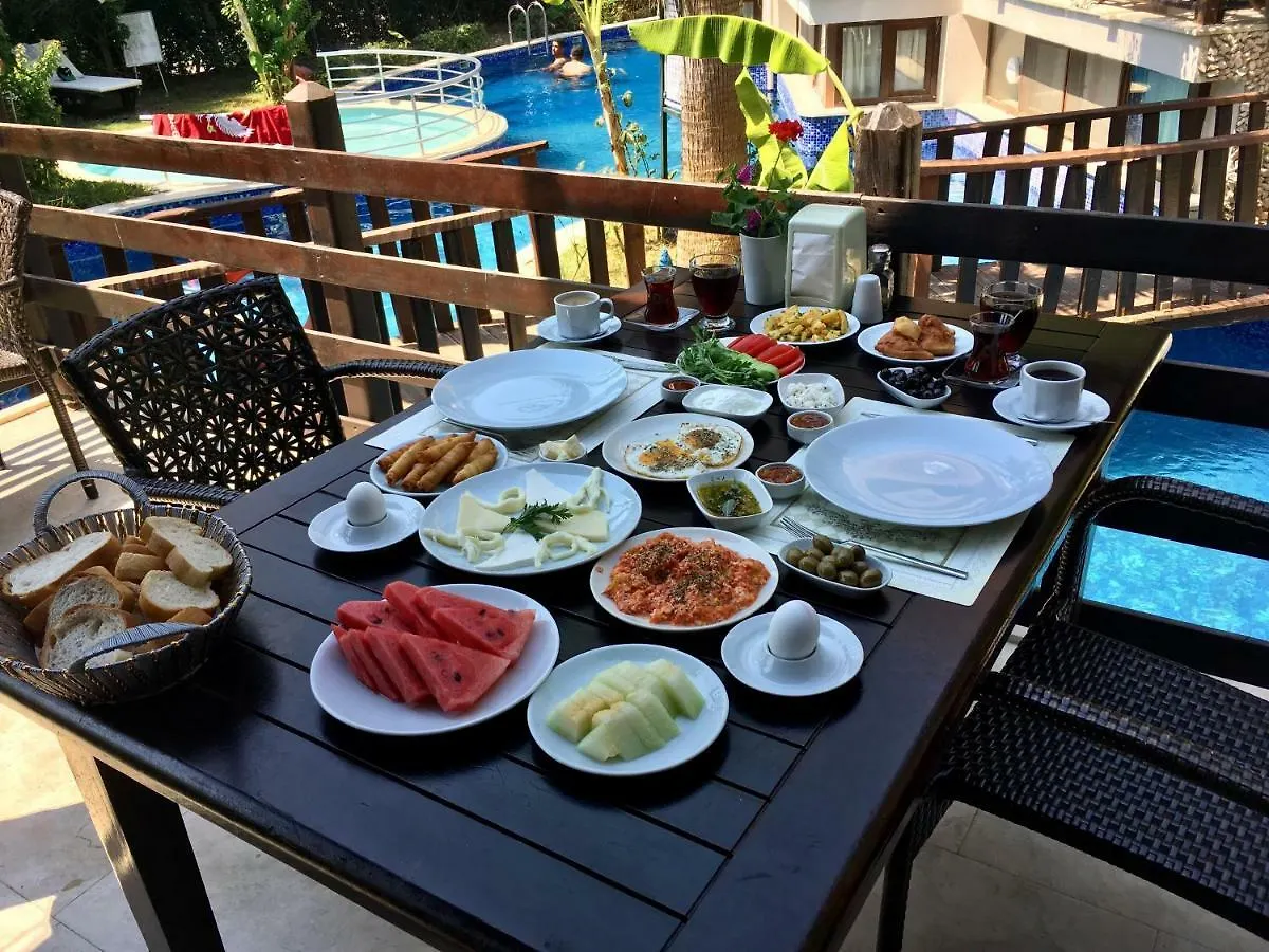 Alya Hotel Goecek
