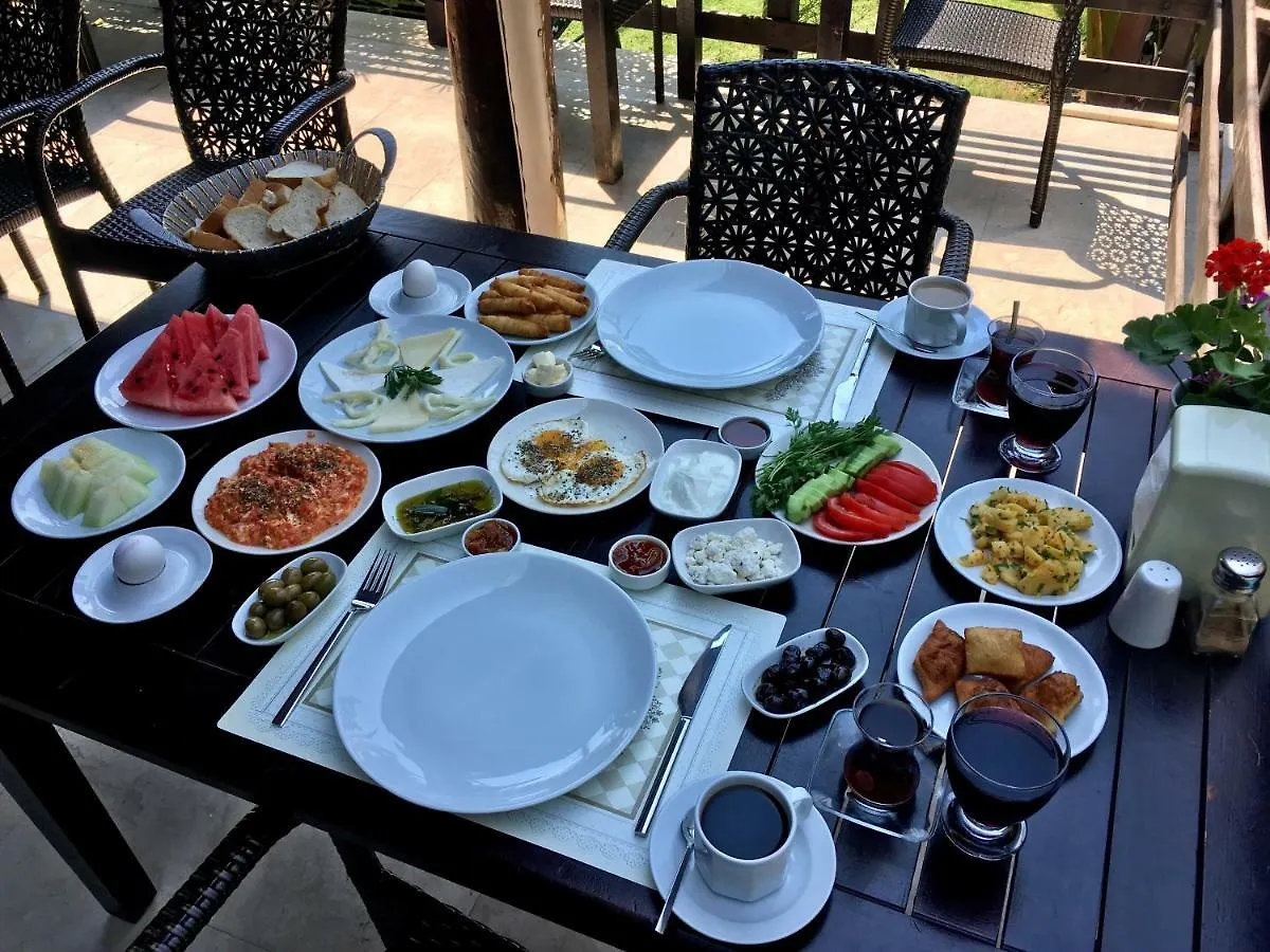 Alya Hotel Goecek