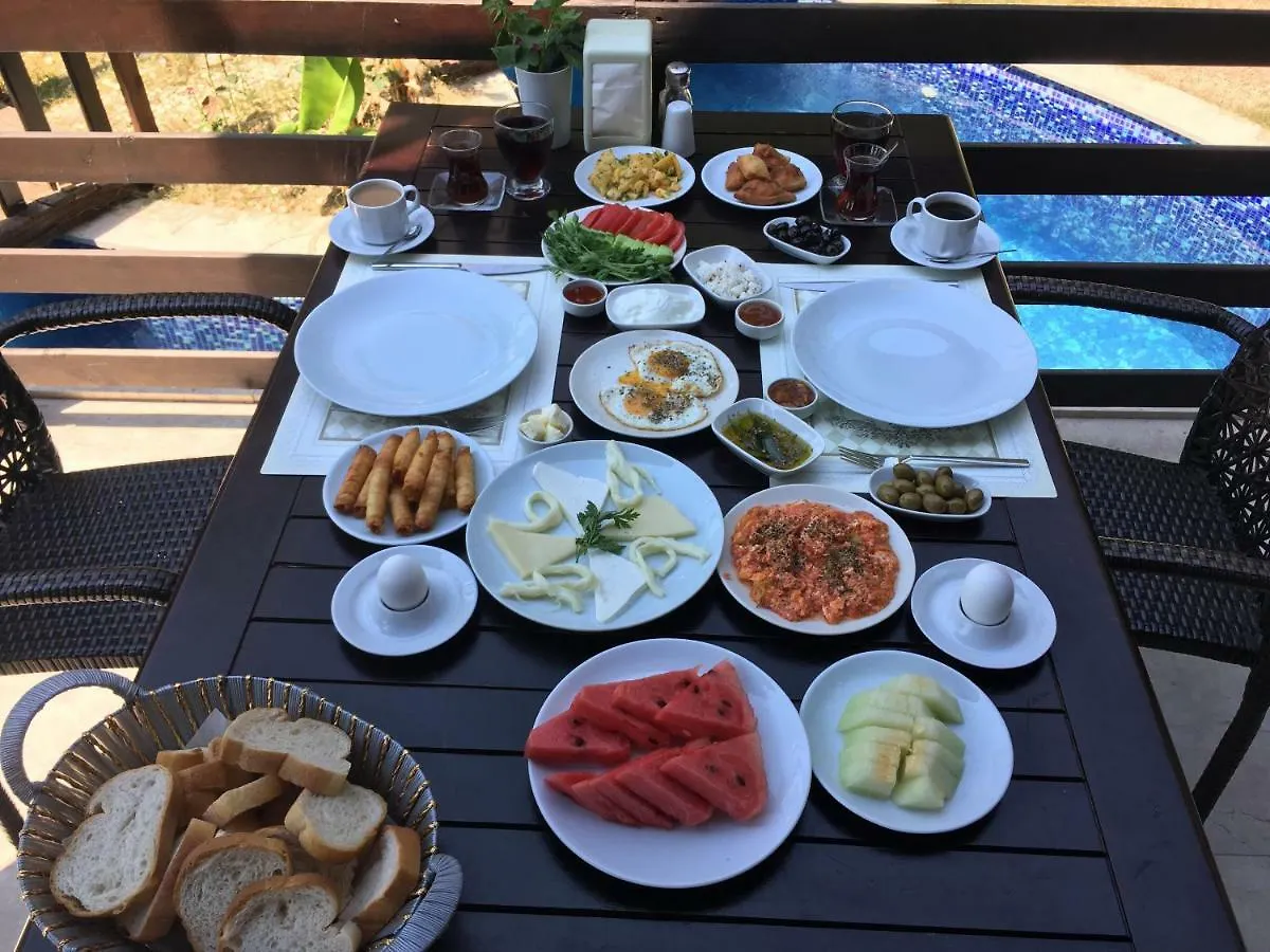 Alya Hotel Goecek